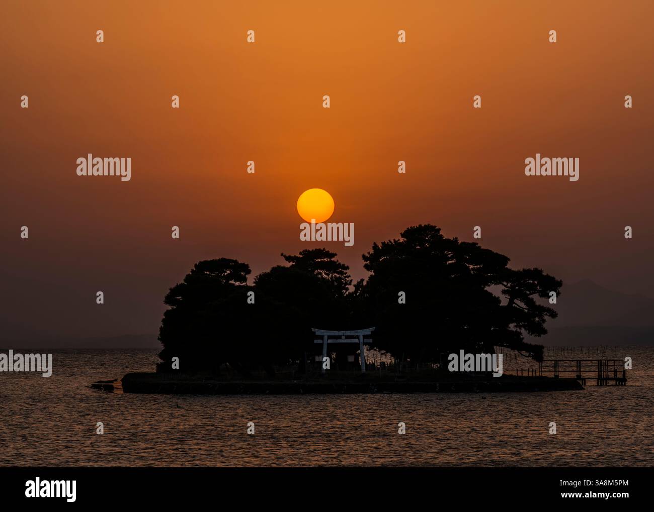 Sonnenuntergang über dem Shinto-Schrein auf Yomegashima, einer Insel in Shinjiko (oder See Shinji) in Matsue, Präfektur Shimane, Japan. Stockfoto