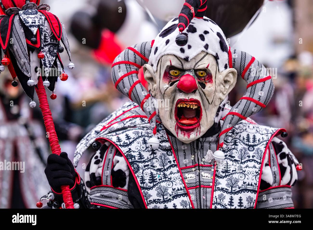 Maskierte feiern den typischen Luzerner Karneval in den Straßen von Emmen während der Parade am sonntag. Stockfoto