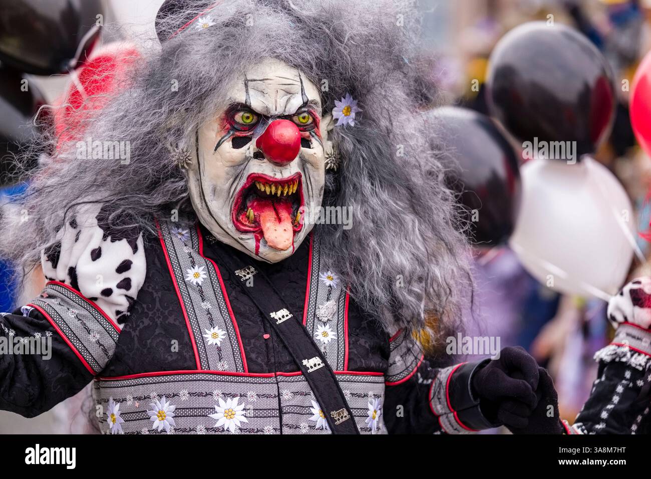 Maskierte feiern den typischen Luzerner Karneval in den Straßen von Emmen während der Parade am sonntag. Stockfoto