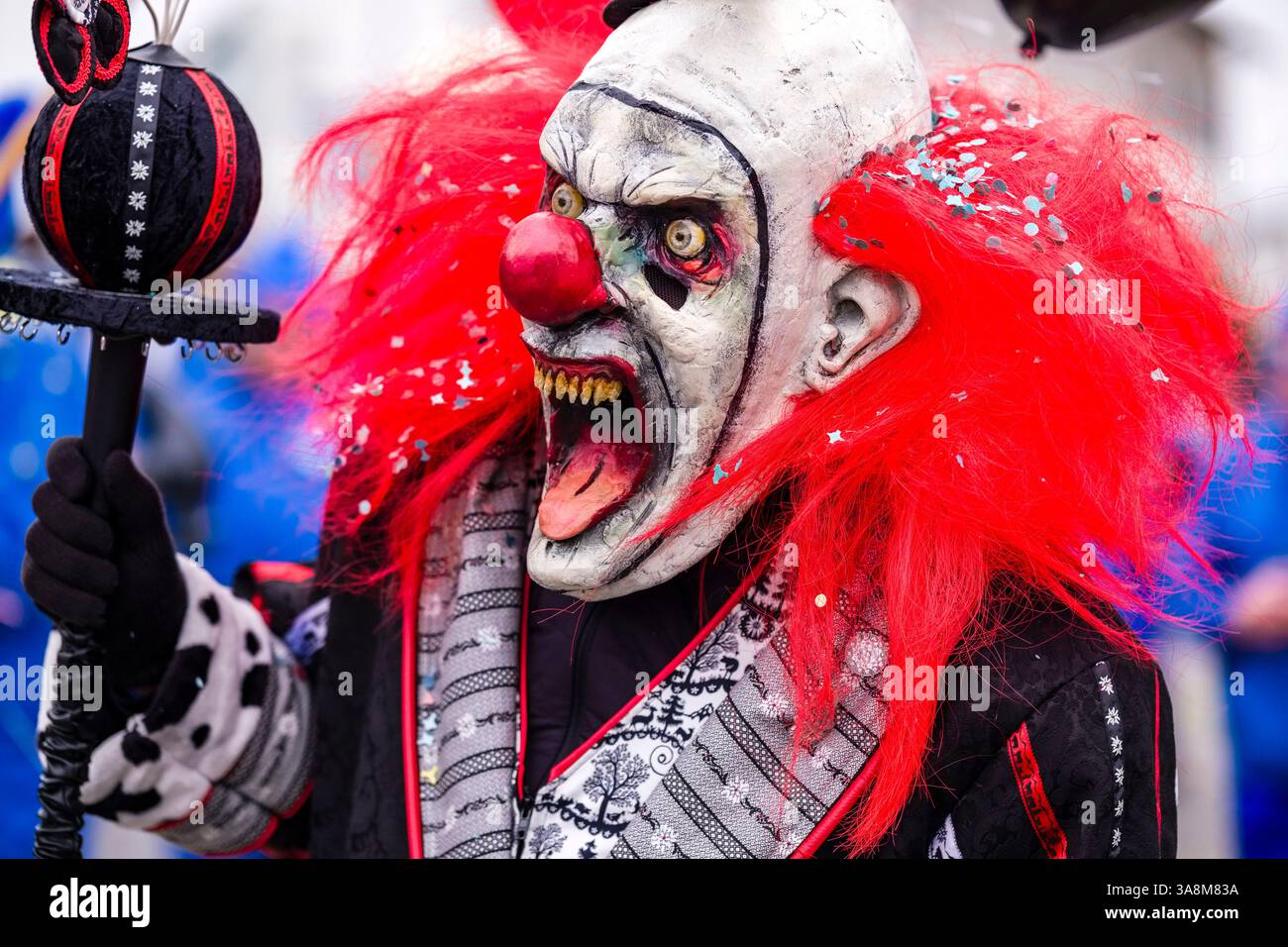 Maskierte feiern den typischen Luzerner Karneval in den Straßen von Emmen während der Parade am sonntag. Stockfoto