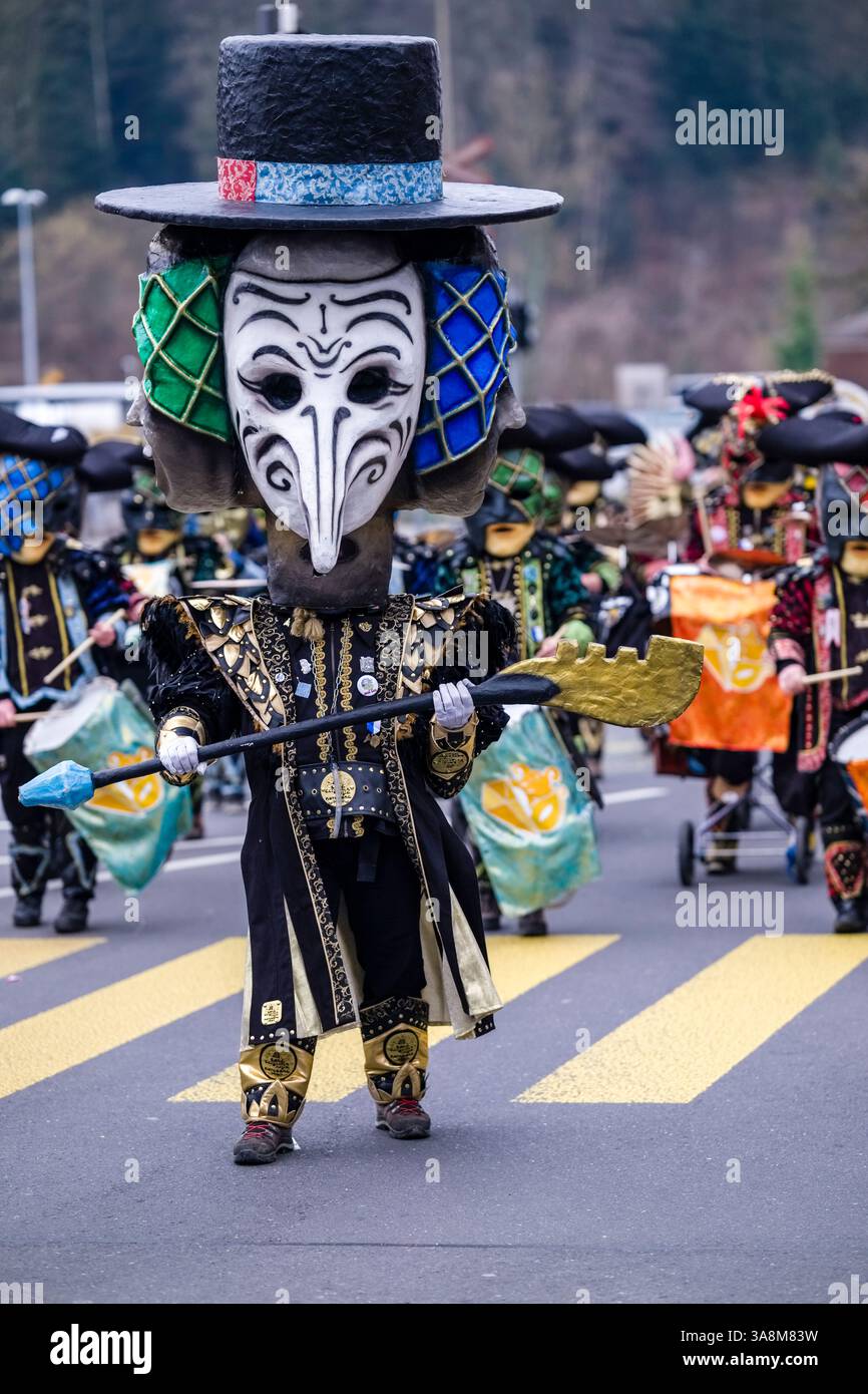 Maskierte feiern den typischen Luzerner Karneval in den Straßen von Emmen während der Parade am sonntag. Stockfoto