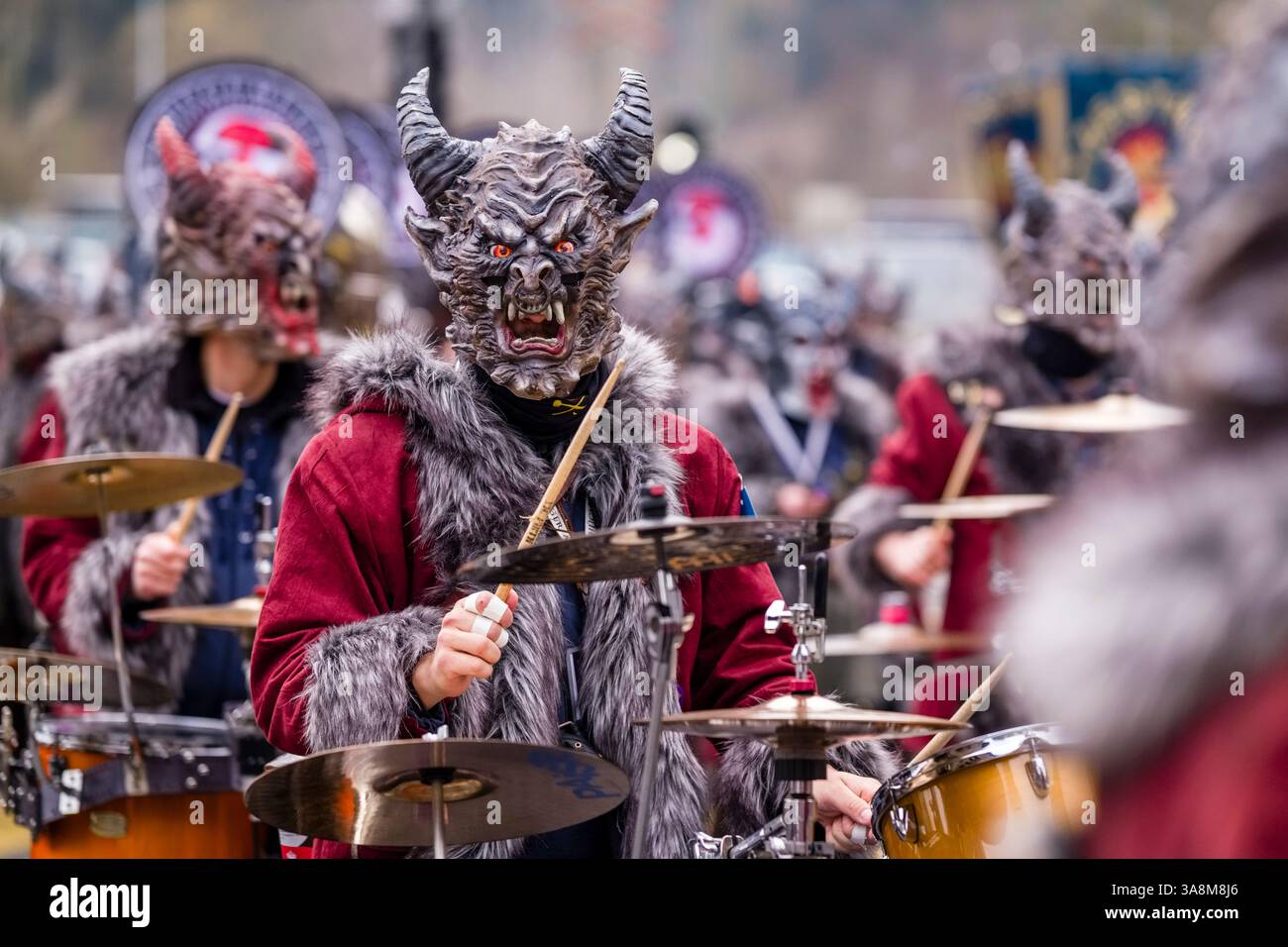 Maskierte feiern den typischen Luzerner Karneval in den Straßen von Emmen während der Parade am sonntag. Stockfoto