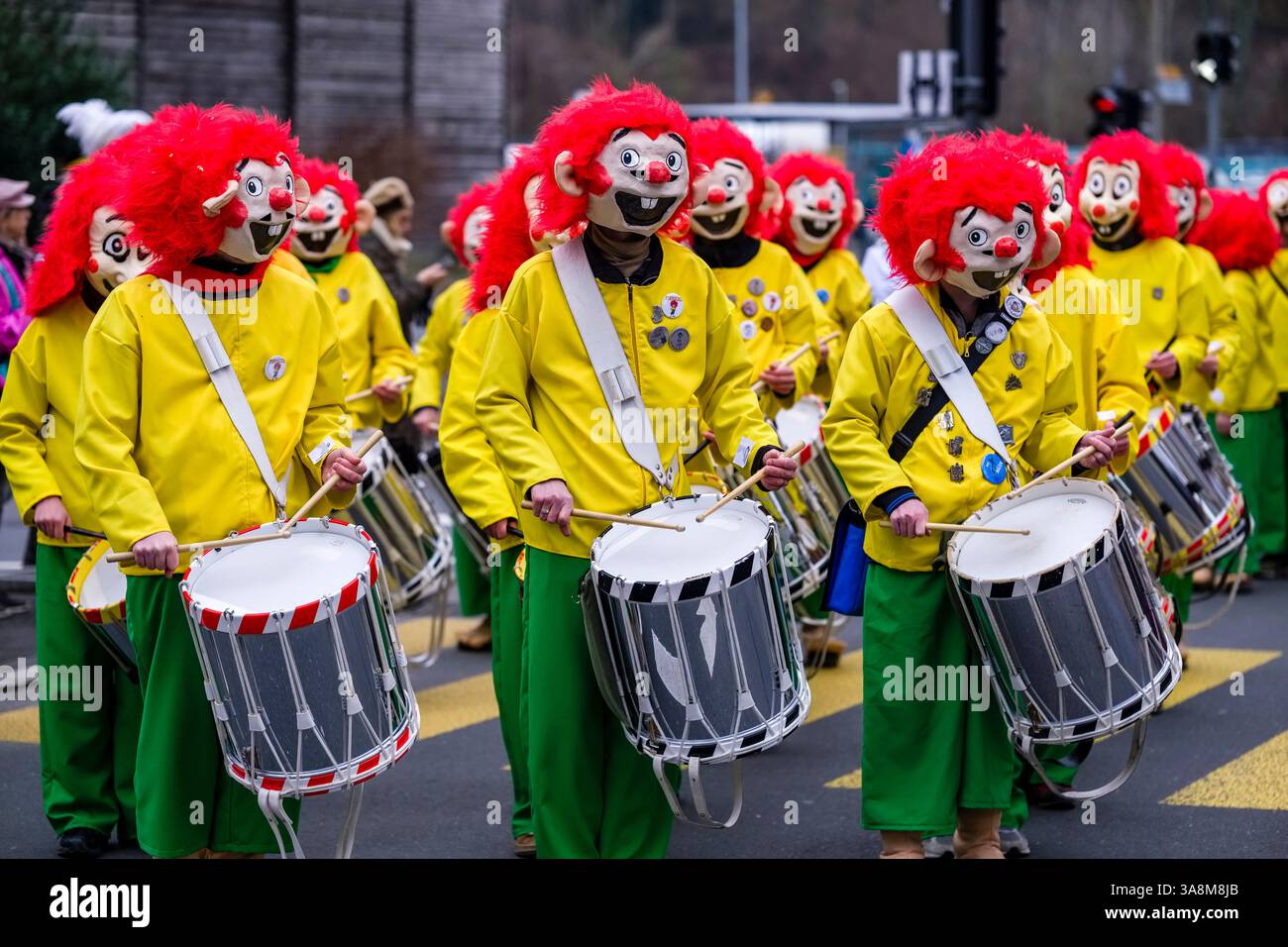 Maskierte feiern den typischen Luzerner Karneval in den Straßen von Emmen während der Parade am sonntag. Stockfoto