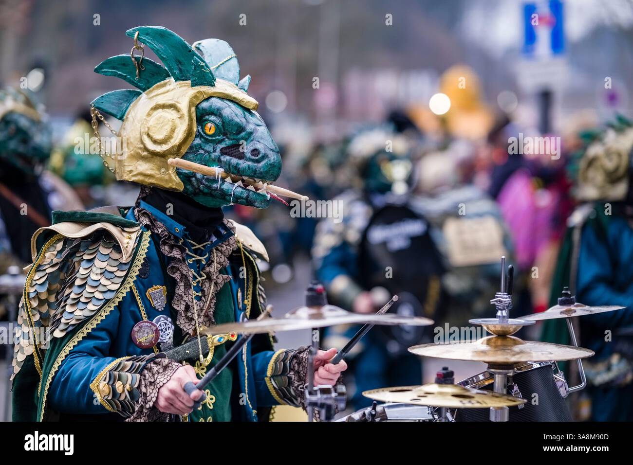 Maskierte feiern den typischen Luzerner Karneval in den Straßen von Emmen während der Parade am sonntag. Stockfoto