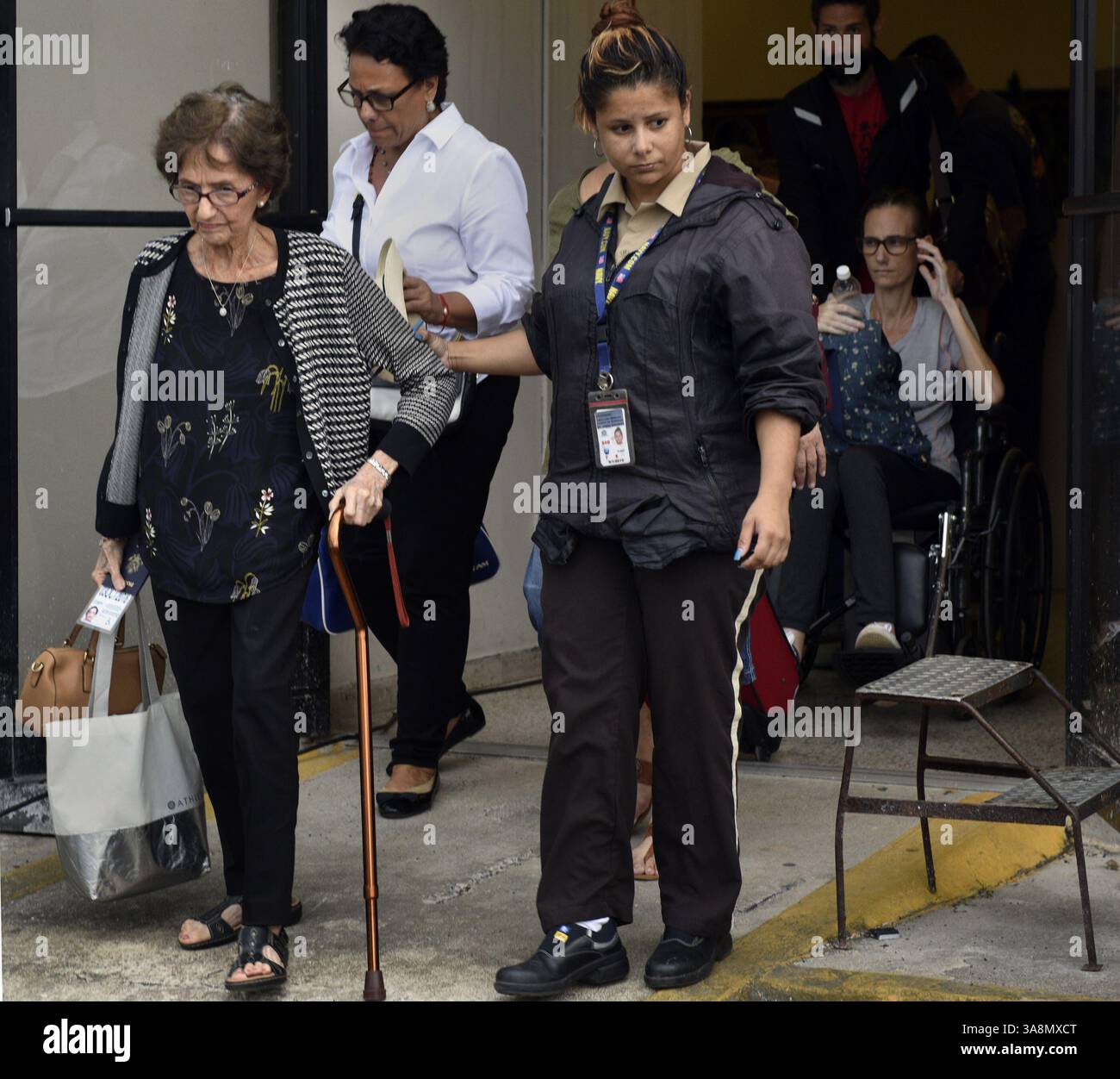 30. September 2017 – San Juan, Puerto Rico – 30. September 2017 – San Juan, Puerto Rico – SOFIA JUAREZ wird beim Flugzeug unterstützt. Eine Gruppe von Tech-Unternehmern bildete einen Hilfsorganisationschat auf Social Media, insbesondere WhatsApp, der Menschen mit besonderen Bedürfnissen wie ältere und Kranke und Freiwillige, die bereit sind, sie aus der ganzen Insel zu bringen und kostenlose Flüge mit privaten Charterflügen in die Dominikanische Republik anzubieten, wo sie medizinische Versorgung erhalten und die humanitäre Krise nach Puerto Rico durch Hurrikan Maria lindern können. Sie haben heute eine Gruppe vom Flughafen Isla Grande evakuiert Stockfoto