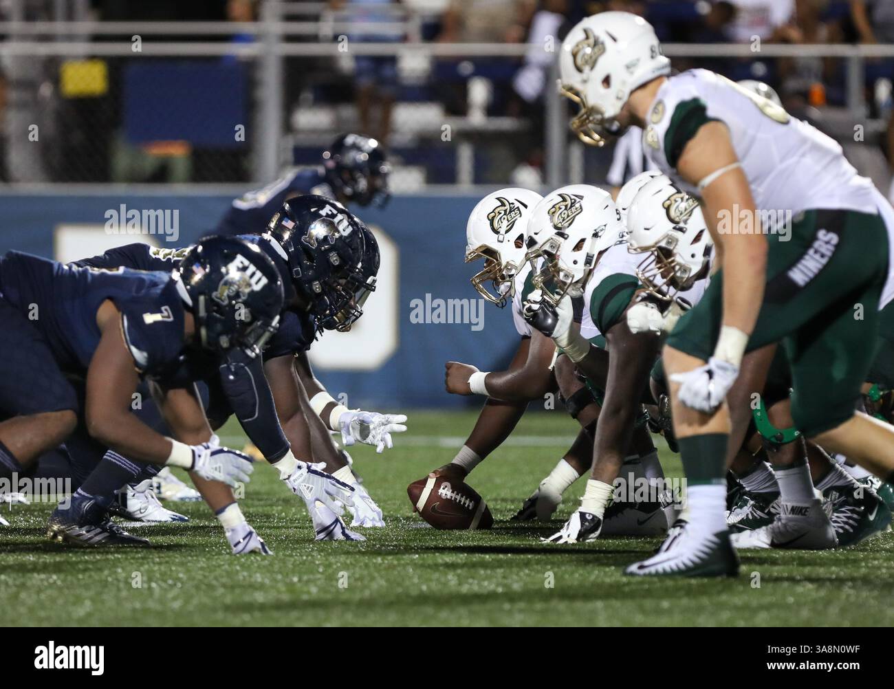 30. September 2017: Charlotte 49ers startet ein Spiel gegen die FIU Panthers während des NCAA Football Spiels zwischen den Charlotte 49ers und den FIU Panthers im Riccardo Silva Stadium in Miami, Florida. Die FIU Panthers gewannen mit 30:29. Mario Houben/CSM(Kreditbild: &Copy; Mario Houben/CSM via ZUMA Wire) Stockfoto