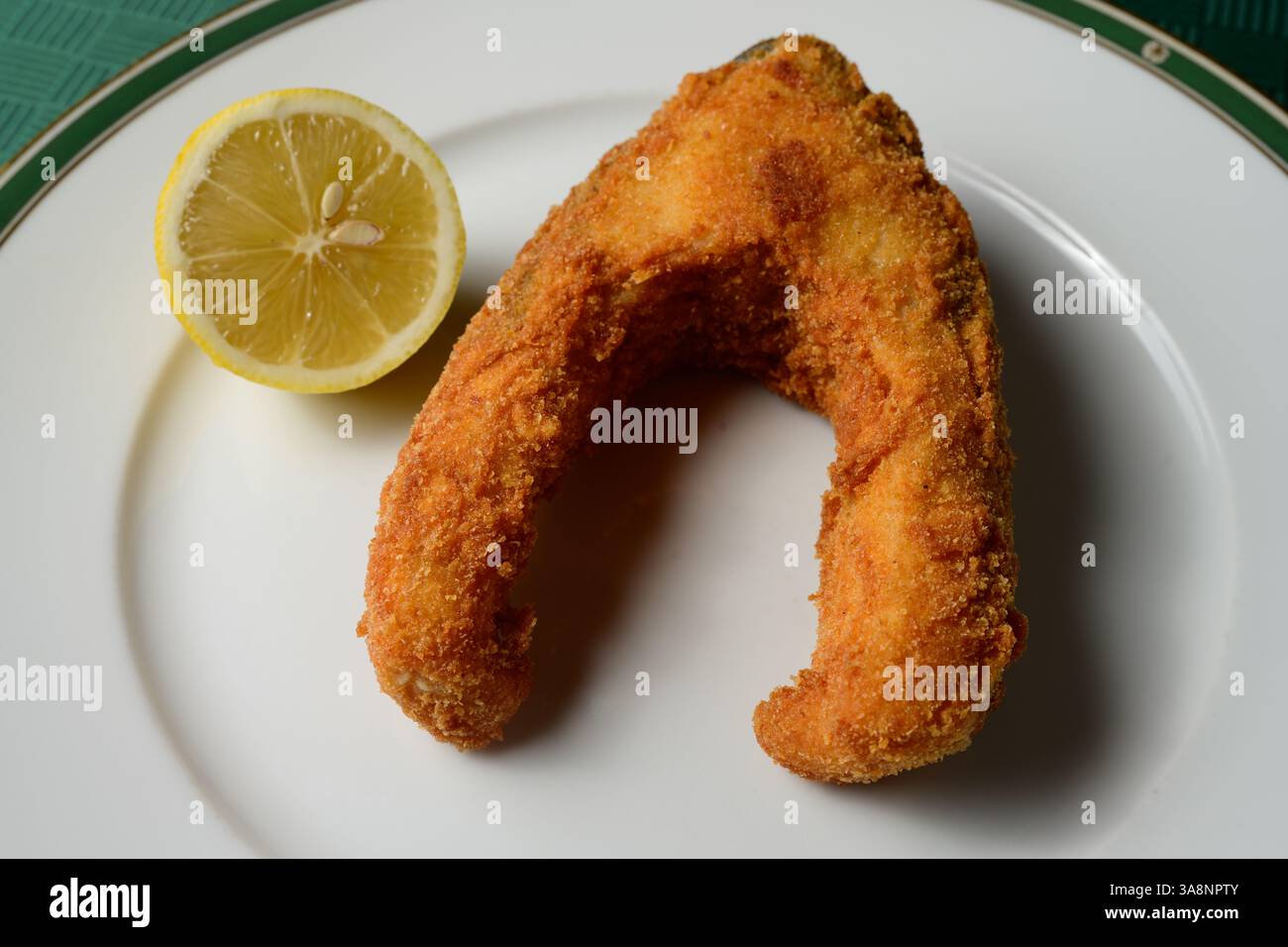 Gebratenes Karpfensteak mit Zitrone, ein traditionelles polnisches Abendessen am Heiligabend Stockfoto
