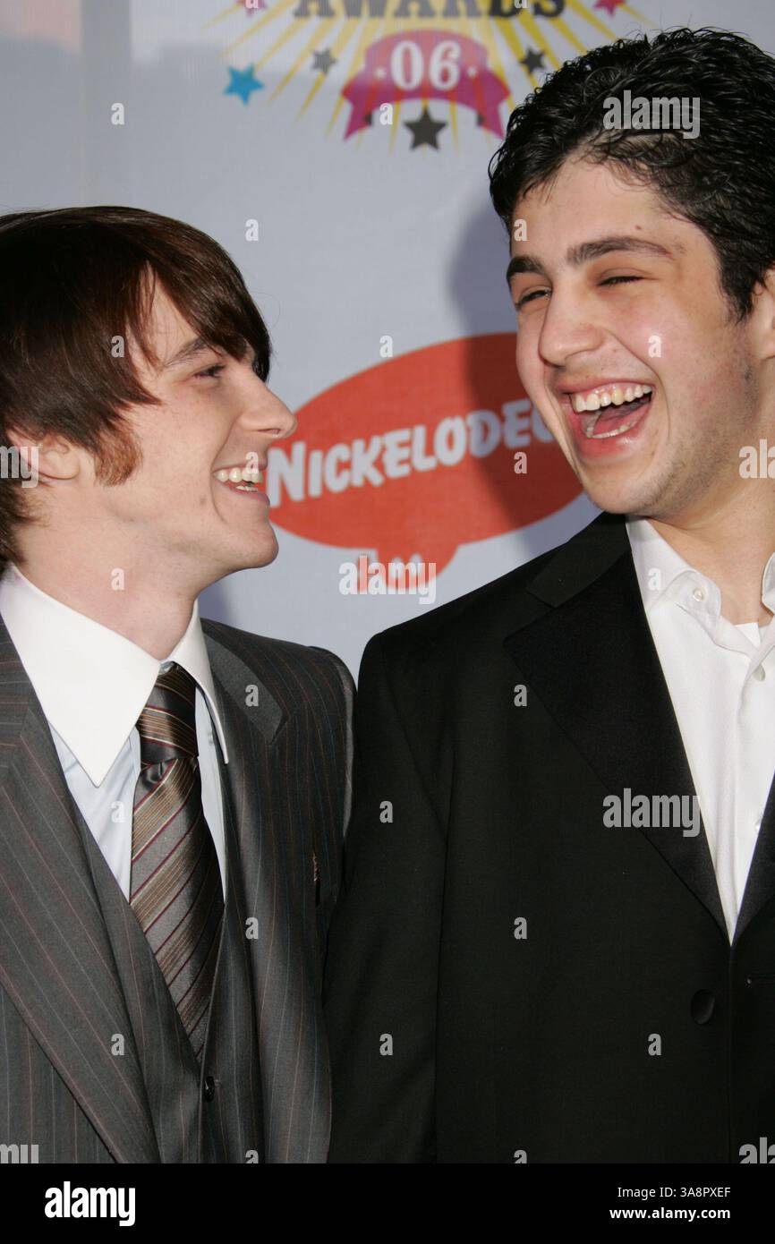 April 2006 – Westwood, KALIFORNIEN, USA – 1. April 2006 – Westwood, Kalifornien – Drake Bell und Josh Peck. Nickelodeon's 19th Annual Kids' Choice Awards - Orange Carpet im Pauley Pavilion. Foto: Russ Elliot/AdMedia (Foto: © Russ Elliot/AdMedia via ZUMA Wire) Stockfoto April 2006 – Westwood, KALIFORNIEN, USA – 1. April 2006 – Westwood, Kalifornien – Drake Bell und Josh Peck. Nickelodeon's 19th Annual Kids' Choice Awards - Orange Carpet im Pauley Pavilion. Foto: Russ Elliot/AdMedia (Foto: © Russ Elliot/AdMedia via ZUMA Wire) Stockfoto