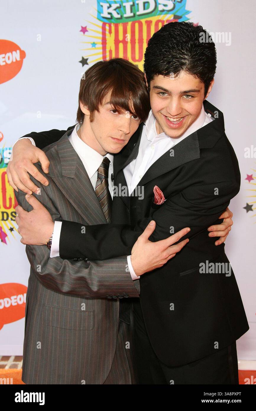 April 2006 – Westwood, Kalifornien, USA – 1. April 2006 – Westwood, Kalifornien – Drake Bell und Josh Peck. Nickelodeons 19. Annual Kids' Choice Awards im Pauley Pavilion. Foto: Zach Lipp/AdMedia (Foto: © Zach Lipp/AdMedia via ZUMA Wire) Stockfoto April 2006 – Westwood, Kalifornien, USA – 1. April 2006 – Westwood, Kalifornien – Drake Bell und Josh Peck. Nickelodeons 19. Annual Kids' Choice Awards im Pauley Pavilion. Foto: Zach Lipp/AdMedia (Foto: © Zach Lipp/AdMedia via ZUMA Wire) Stockfoto