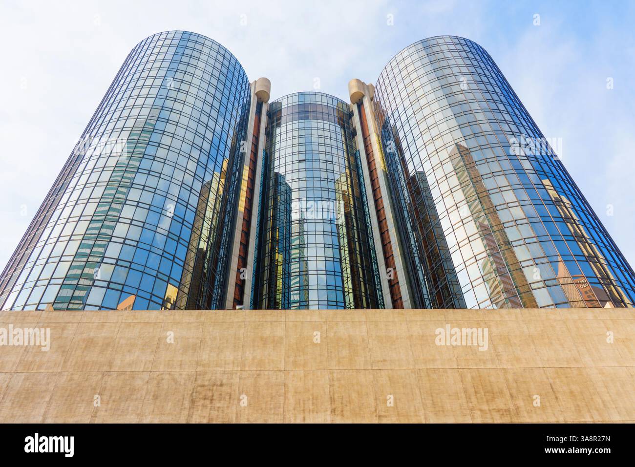 Los Angeles, Kalifornien - 4. Dezember 2024: Weitwinkelaufnahme der reflektierenden Glasfassade des Westin Bonaventure Hotel mit modernem A Stockfoto
