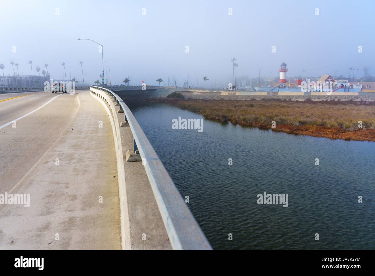 Oceanside, Kalifornien - 3. Januar 2025: Ruhige Szene im Oceanside Harbor Village während eines nebeligen morgens, mit ruhigem Wasser und weitem Licht Stockfoto