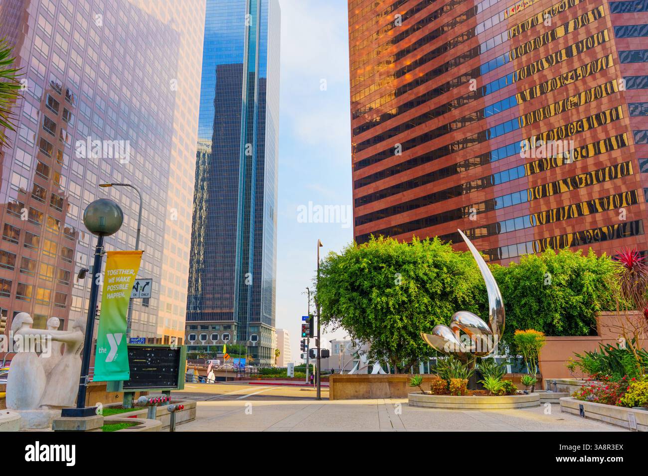 Los Angeles, Kalifornien - 4. Dezember 2024: Weitwinkelblick auf pulsierende öffentliche Kunstinstallationen, umgeben von hoch aufragenden Wolkenkratzern in der Innenstadt von Los Ang Stockfoto