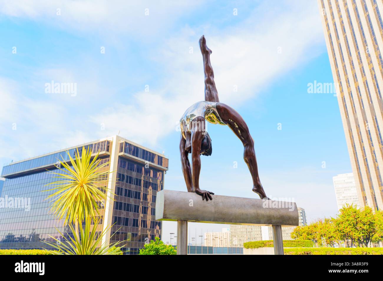 Los Angeles, Kalifornien - 4. Dezember 2024: Auffällige Bronzeskulptur eines Turners auf einem Pommel-Pferd von Milton Hebald im YMCA Courtyard Stockfoto