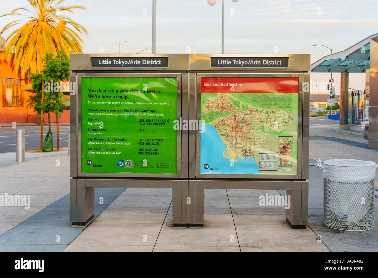 Los Angeles, Kalifornien - 4. Dezember 2024: Lebhafte Beschilderung an einer U-Bahn-Station in Little Tokyo mit Karten und Informationen zu öffentlichen Verkehrsmitteln Stockfoto