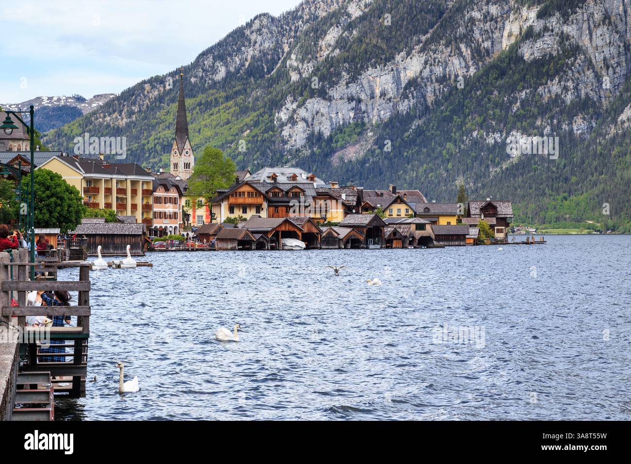 HALLSTATT, ÖSTERREICH - 18. MAI 2019: Das ist ein Blick auf die kleine Stadt am Ufer des Hallstattersees im Salzkammergut. Stockfoto