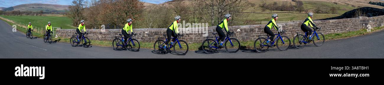 Mehrere Bilder einer Radfahrerin auf ihrem Northroad Quest Gravel Bike, Whitewell, Hodder Valley, Lancashire, Großbritannien. Stockfoto