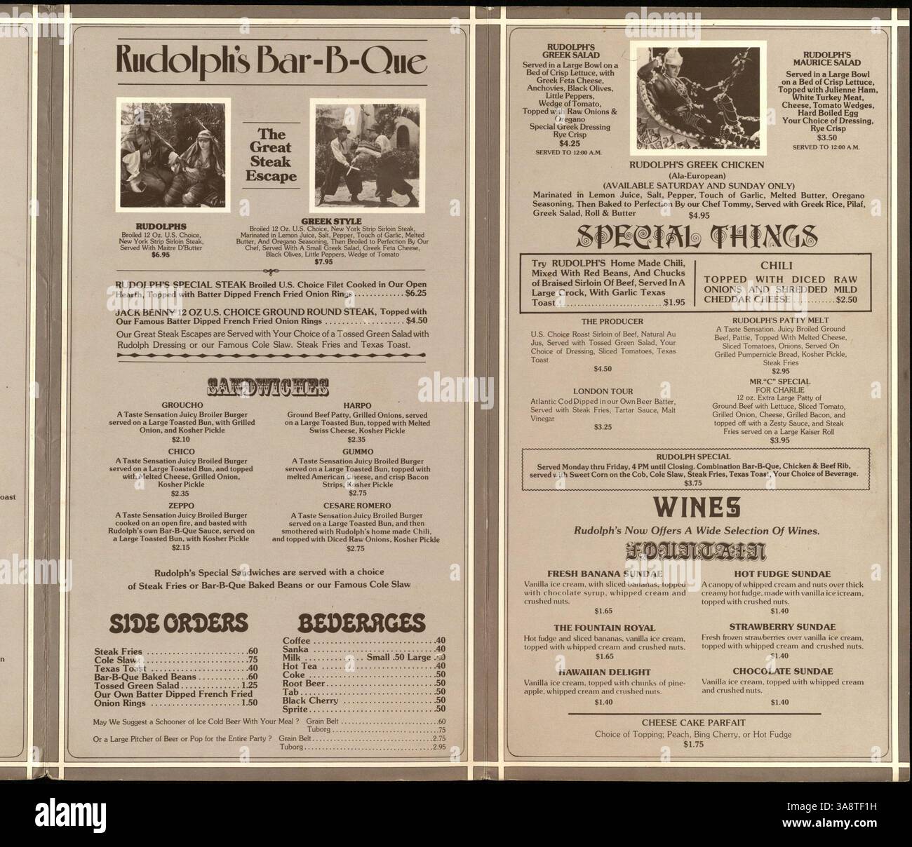 Dieses Menü von Rudolph's Bar-B-Que ist dreifach gefaltet und verfügt über einen goldenen Moirebezug mit Filmstills von Rudolph Valentino. Es umfasst eine Auswahl an Grillgerichten, Steaks, vegetarischen Gerichten, Beilagen, Salaten, Desserts und eine kurze Weinkarte. Stockfoto