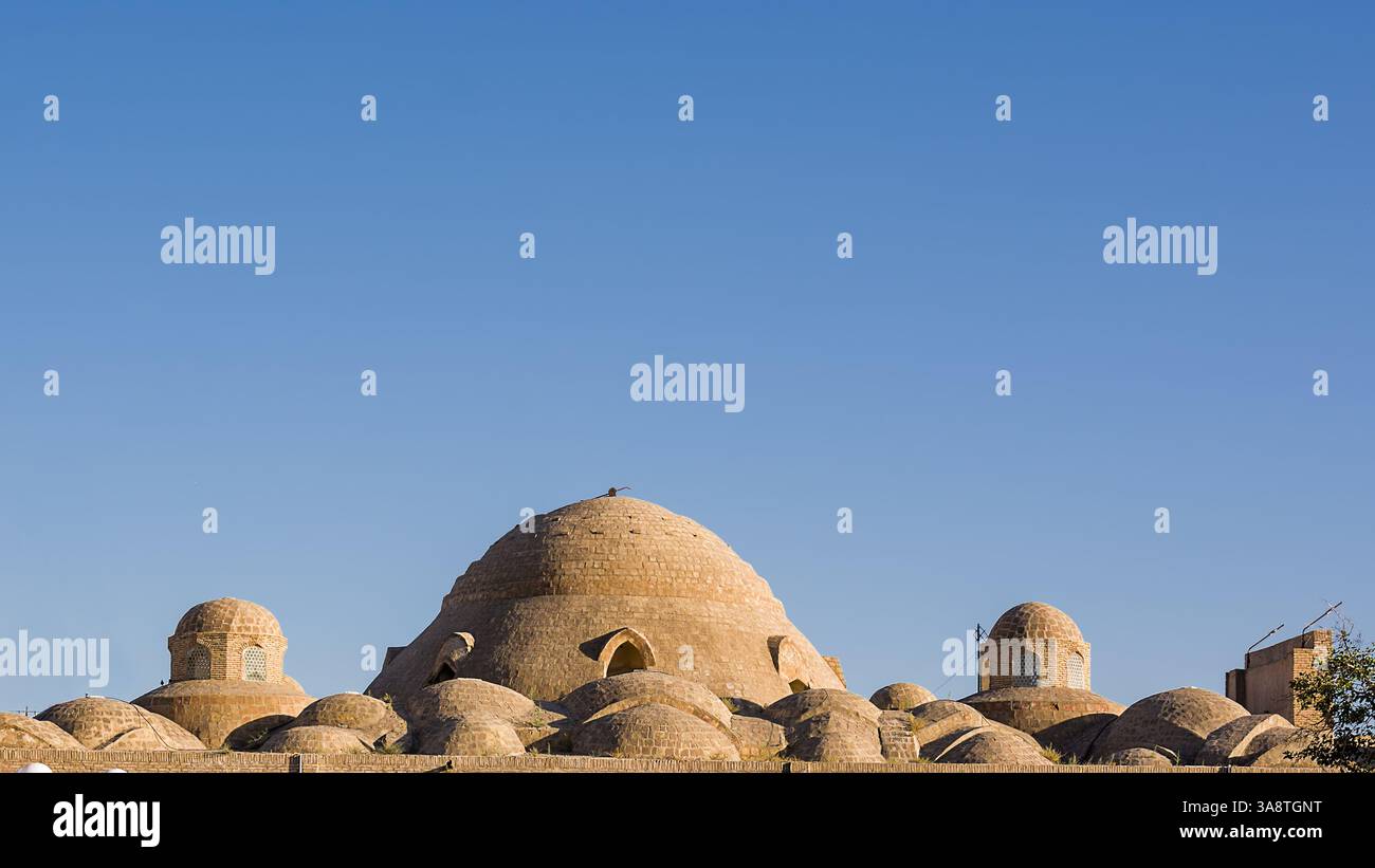 Kuppeldächer im historischen Zentrum von Buchara mit Basar Toqi Sarrofon Stockfoto