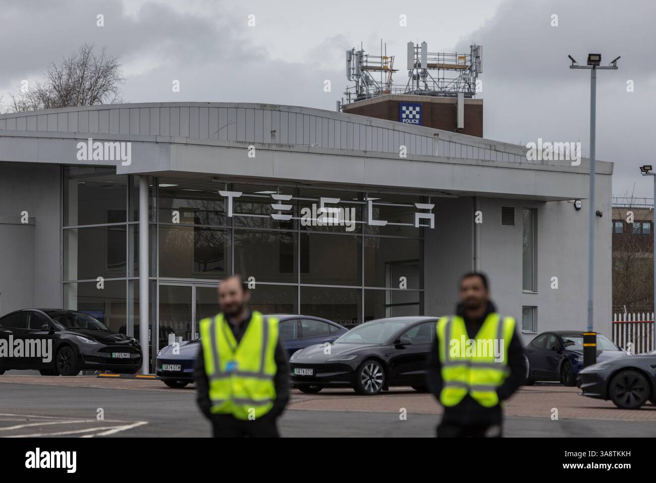 Glasgow, Großbritannien, 29. März 2025. Sicherheitsbeamte vor den Toren eines Tesla Showrooms, an einem globalen Aktionstag, der von der Volksbewegung ÔTesla TakedownÕ organisiert wurde, am 29. März 2025 in Glasgow, Schottland. Foto: Jeremy Sutton-Hibbert/ Alamy Live News. Stockfoto