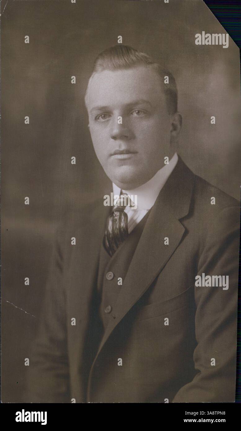 Ernest Lack, ein Stadtverkäufer von Swift & Co., wurde tragischerweise von R.C. Curtis erschossen und tödlich verwundet, als er Kinder in seiner Nachbarschaft verteidigte. Seine Tapferkeit wird auf diesem historischen Foto in Erinnerung gebracht. Stockfoto