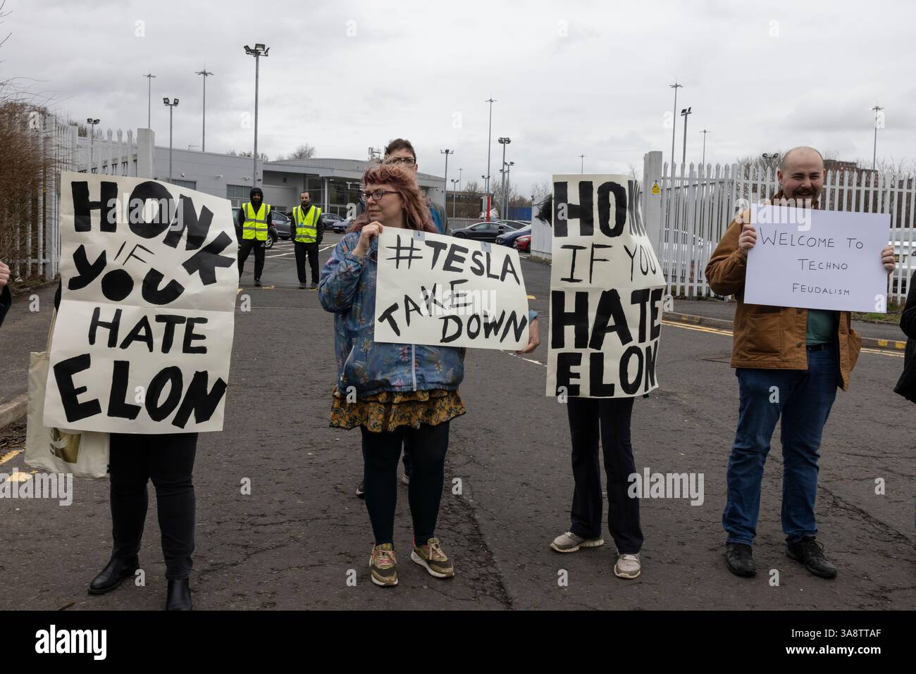 Glasgow, Großbritannien, 29. März 2025. Demonstranten halten Schilder an den Toren eines Tesla Showrooms, um gegen Elon Musk zu protestieren, an einem globalen Aktionstag der Basisbewegung ÔTesla TakedownÕ, am 29. März 2025 in Glasgow, Schottland. Foto: Jeremy Sutton-Hibbert/ Alamy Live News. Stockfoto