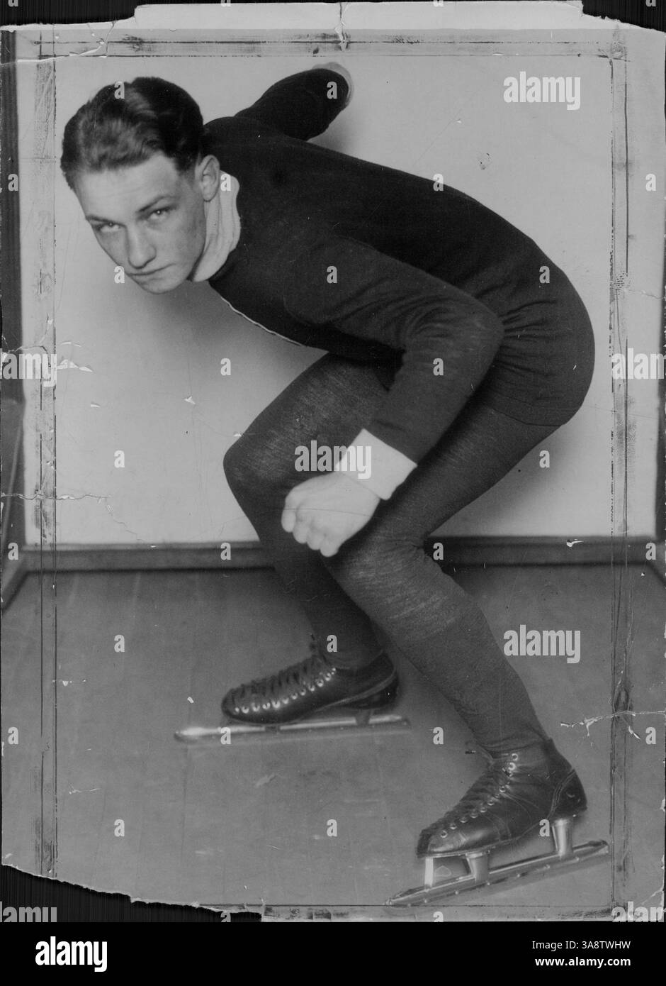 Melvin Johnson wird im Minneapolis Athletic Club im Eiskunstlauf gefangen und zeigt seine sportlichen Fähigkeiten und seine Verbundenheit mit dem Verein. Stockfoto