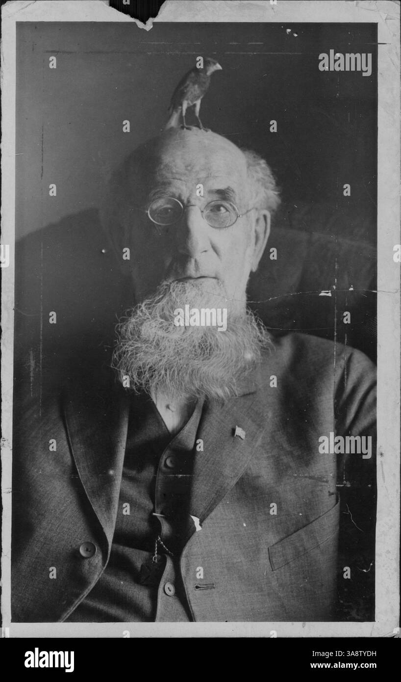 George A. Brackett, ein Territorialpionier von Minnesota, wird mit einem Vogel auf seinem Glatzkopf dargestellt, der seinen einzigartigen Charakter und seine historische Bedeutung in den frühen Tagen von Minnesota zeigt. Stockfoto