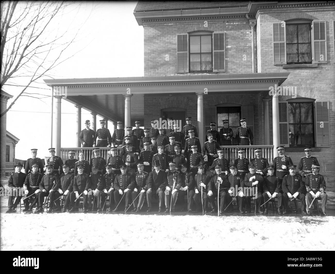 Gouverneur Johnson ist mit Offizieren des 28. Infanterieregiments auf der Veranda eines Gebäudes in Fort Snelling abgebildet. Dieses historische Foto fängt einen Moment der Militärgeschichte ein. Stockfoto