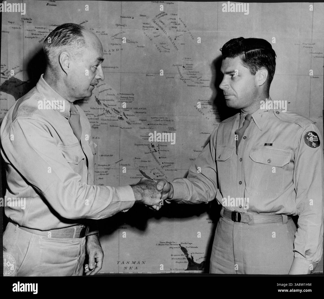 Captain Elwood W. Johnson wird von Colonel Clifford, dem Kommandierenden Offizier des Besucherbüros in Fort Shafter, für seinen außergewöhnlichen Dienst während der Arbeit mit dem Büro gratuliert. Stockfoto