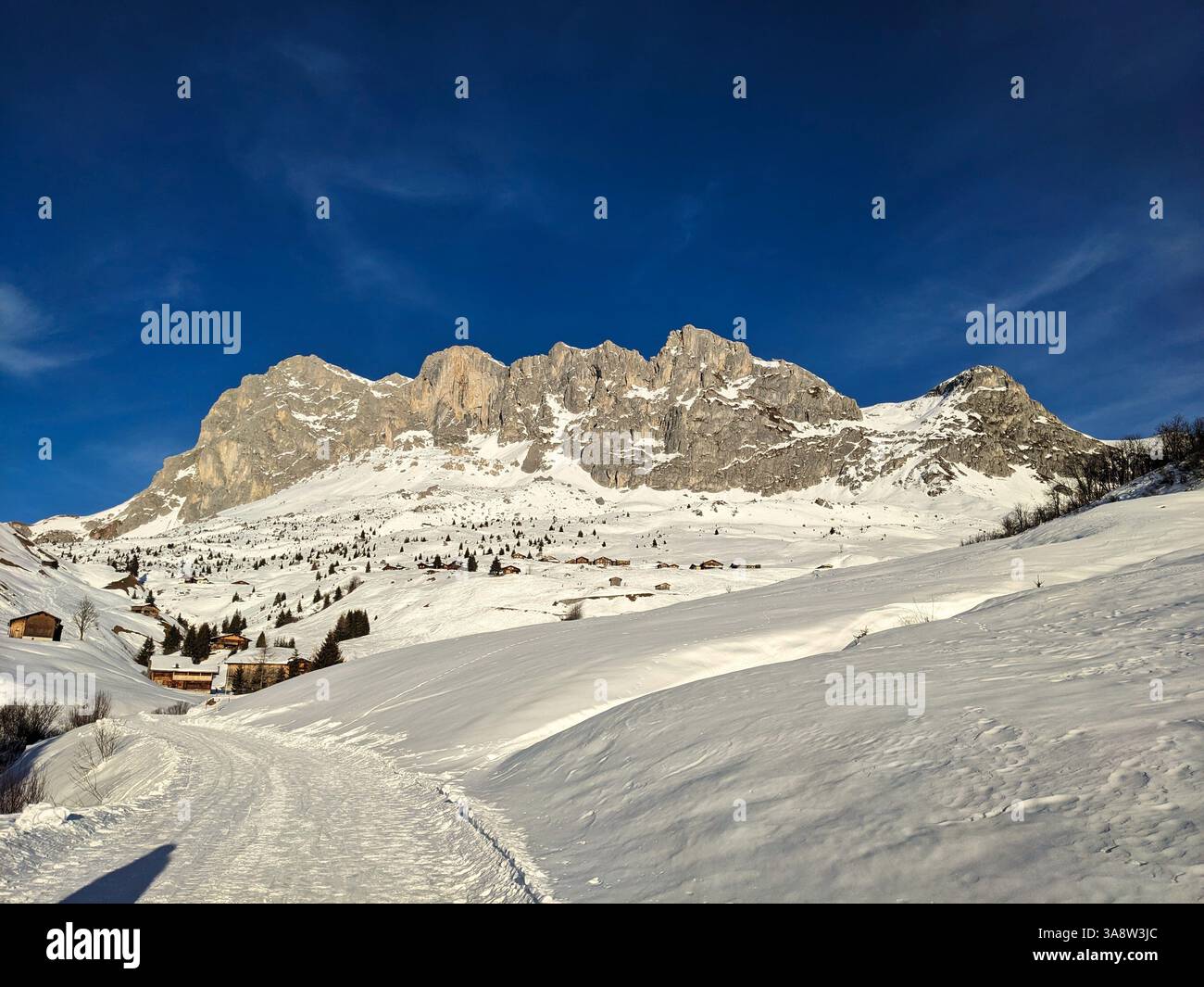 Wunderschöne Winterlandschaft in Partnun, Sankt Antoeninen. Blick auf die Schjienflue und den Wiss Platta Berg. Wunderschöne Alp in der Schweiz. Winterzeit Stockfoto