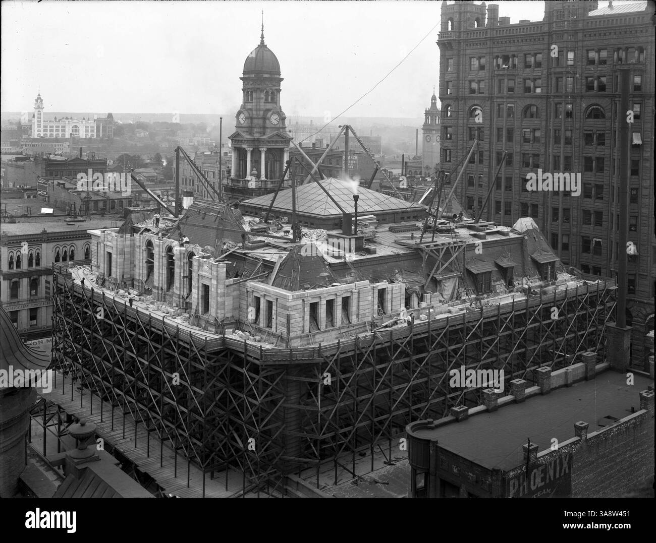 Die Erweiterung des Federal Courts and Post Office Building in Minneapolis, dargestellt mit dem Guaranty Loan Building auf der rechten Seite. Das Courts Building wurde 1961 abgerissen. Stockfoto