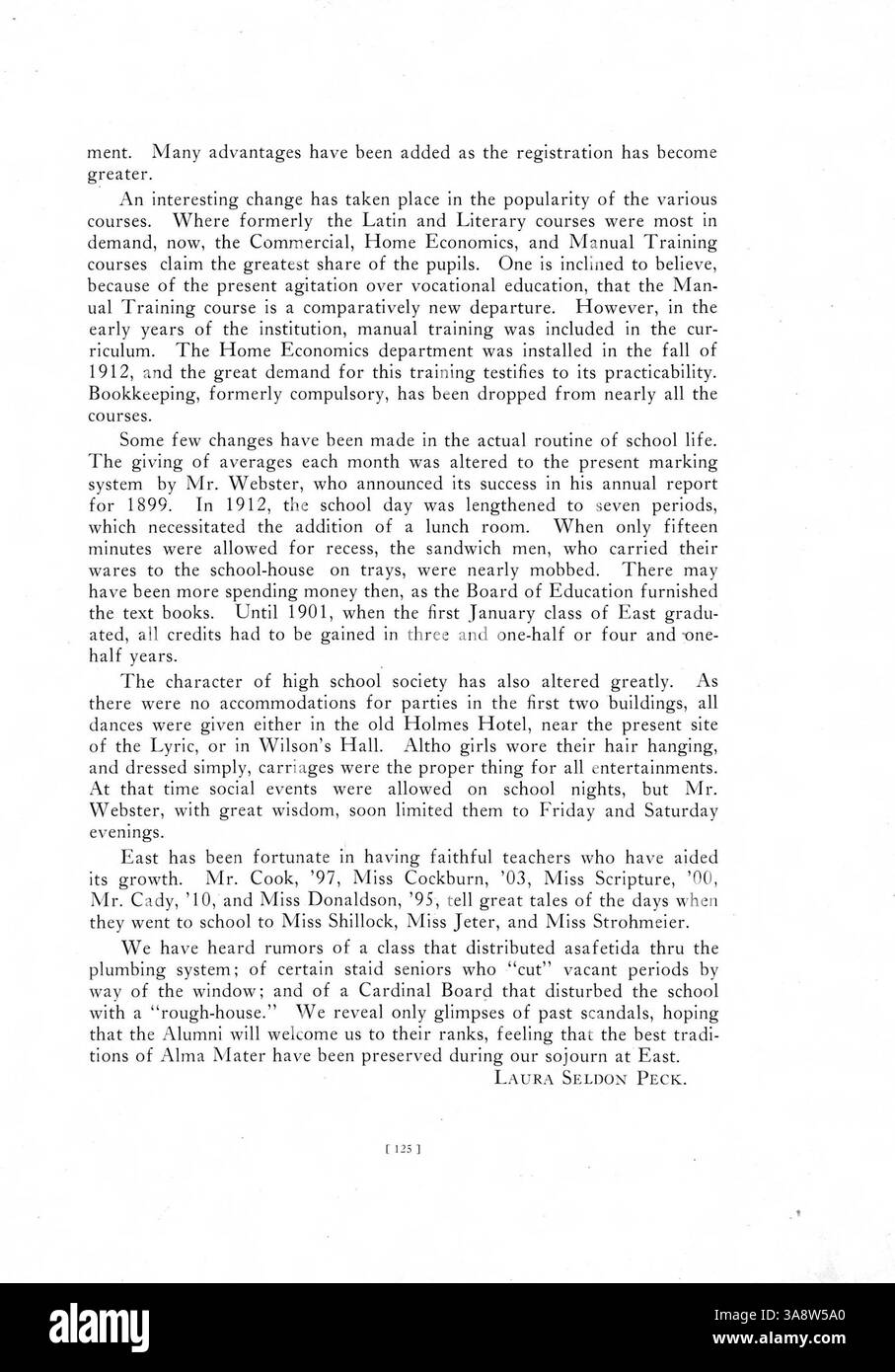 Das Jahrbuch „The Cardinal Tenth Anniversary Number“ von 1916 spiegelt die akademischen, sportlichen und außerschulischen Höhepunkte des Schuljahres 1915-1916 an der East High wider. Stockfoto