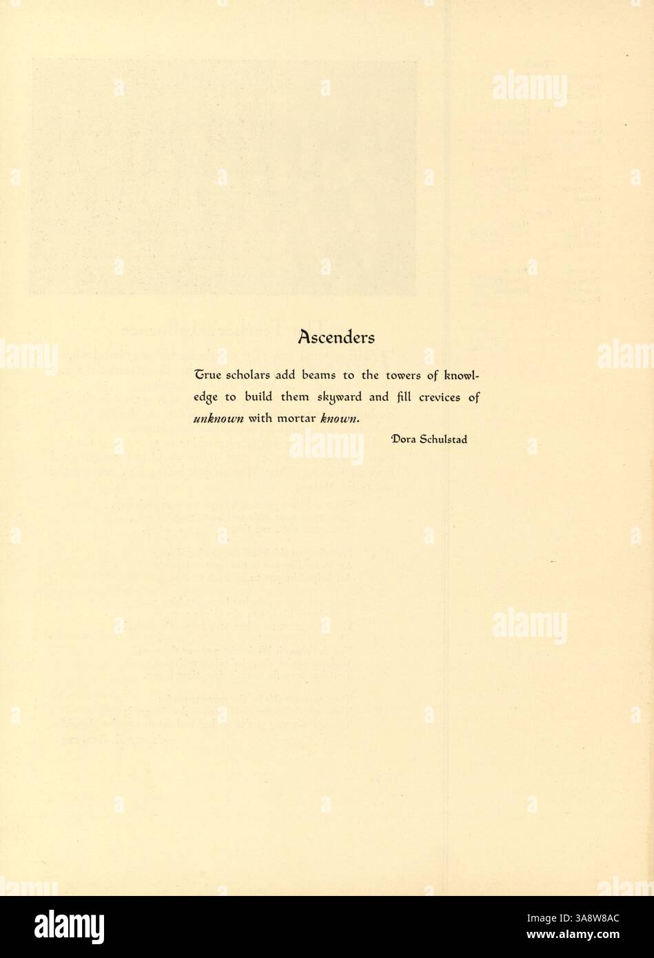 Das Jahrbuch „Sagamore“ der Roosevelt High School spiegelt die Höhepunkte des Schuljahres 1932-1933 wider und behandelt die Schüler, Lehrkräfte, Leichtathletik und Schulveranstaltungen. Stockfoto