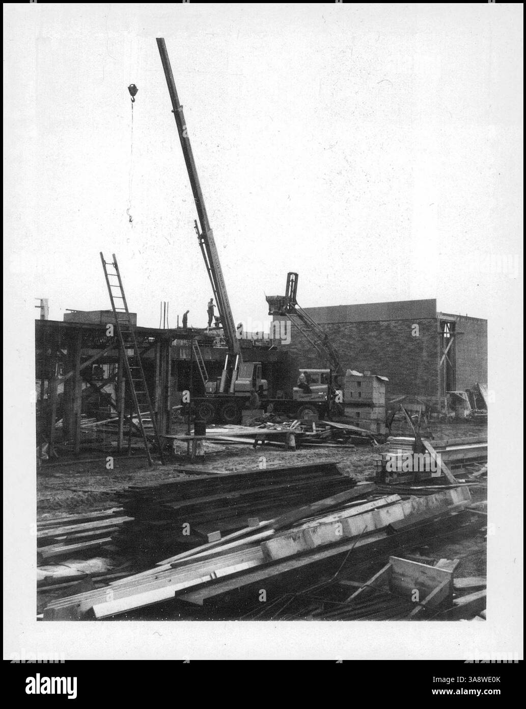 Das Pierce-Whitney-Bauprojekt beschreibt die neue Grundschule Putnam School, die 13 Klassenzimmer, zwei Kindergärten, zwei spezielle Klassenzimmer, ein Fitnessstudio, einen Mehrzweckraum, eine Bibliothek und Servicebereiche umfasst. Die Außenansicht des Gebäudes wird während der Bauphase gezeigt. Stockfoto