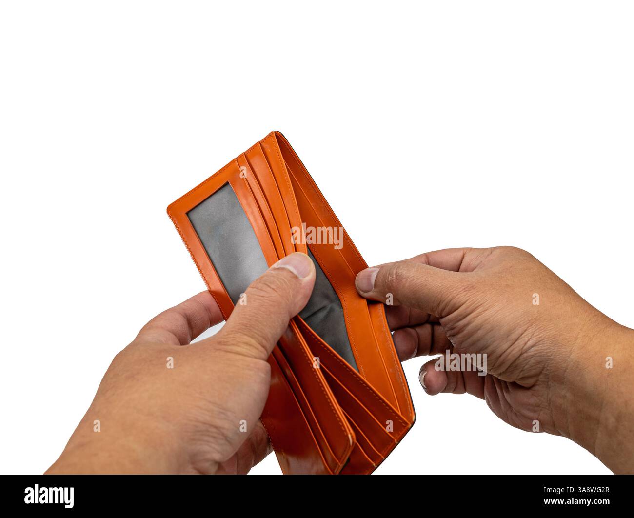 Leere Brieftasche: Zwei Hände halten eine leere orangefarbene Brieftasche, was auf finanziellen Stress oder wirtschaftlichen Schwierigkeiten auf weißem Hintergrund hinweist. Stockfoto