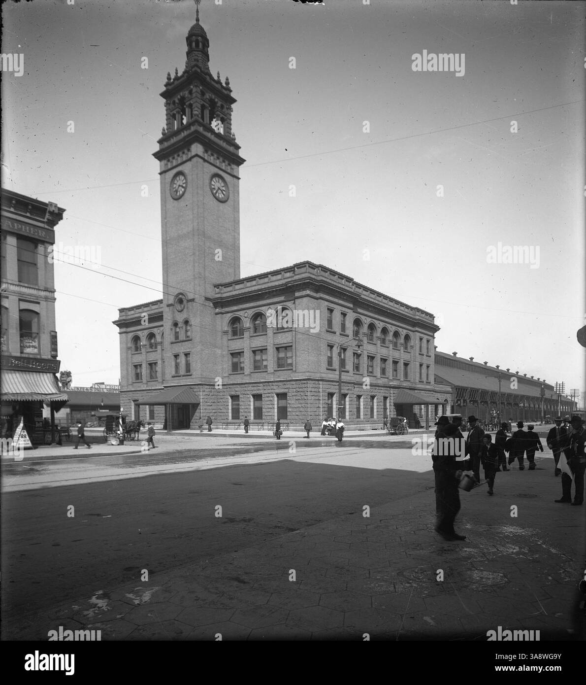 Das Milwaukee Road Depot in Chicago, bekannt für sein raffiniertes Turmdesign, ist abgebildet. Die Spitze des Turms ist nicht mehr vorhanden. Dieser historische Bahnhof war ein wichtiger Transportpunkt in der Region. Stockfoto