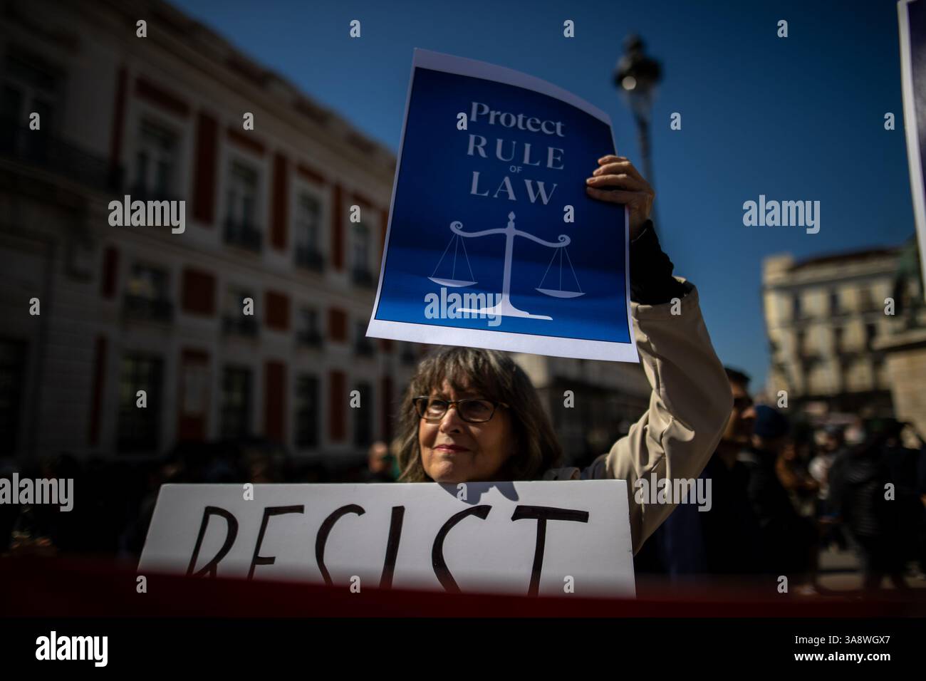 Madrid, Spanien. März 2025. Madrid, Spanien. 30. März 2025. Die Demokratische Partei der USA ruft in mehreren spanischen Städten zu Protesten gegen die Trump-Regierung auf. Die Demokraten im Ausland, der Zweig der Demokratischen Partei außerhalb der Vereinigten Staaten, organisieren am Samstag in Puerta del Sol Mobilisierungen in großen spanischen Städten, "zur Verteidigung der Demokratie und gegen die Aktionen der Trump-Regierung". Quelle: D. Canales Carvajal/Alamy Live News Stockfoto