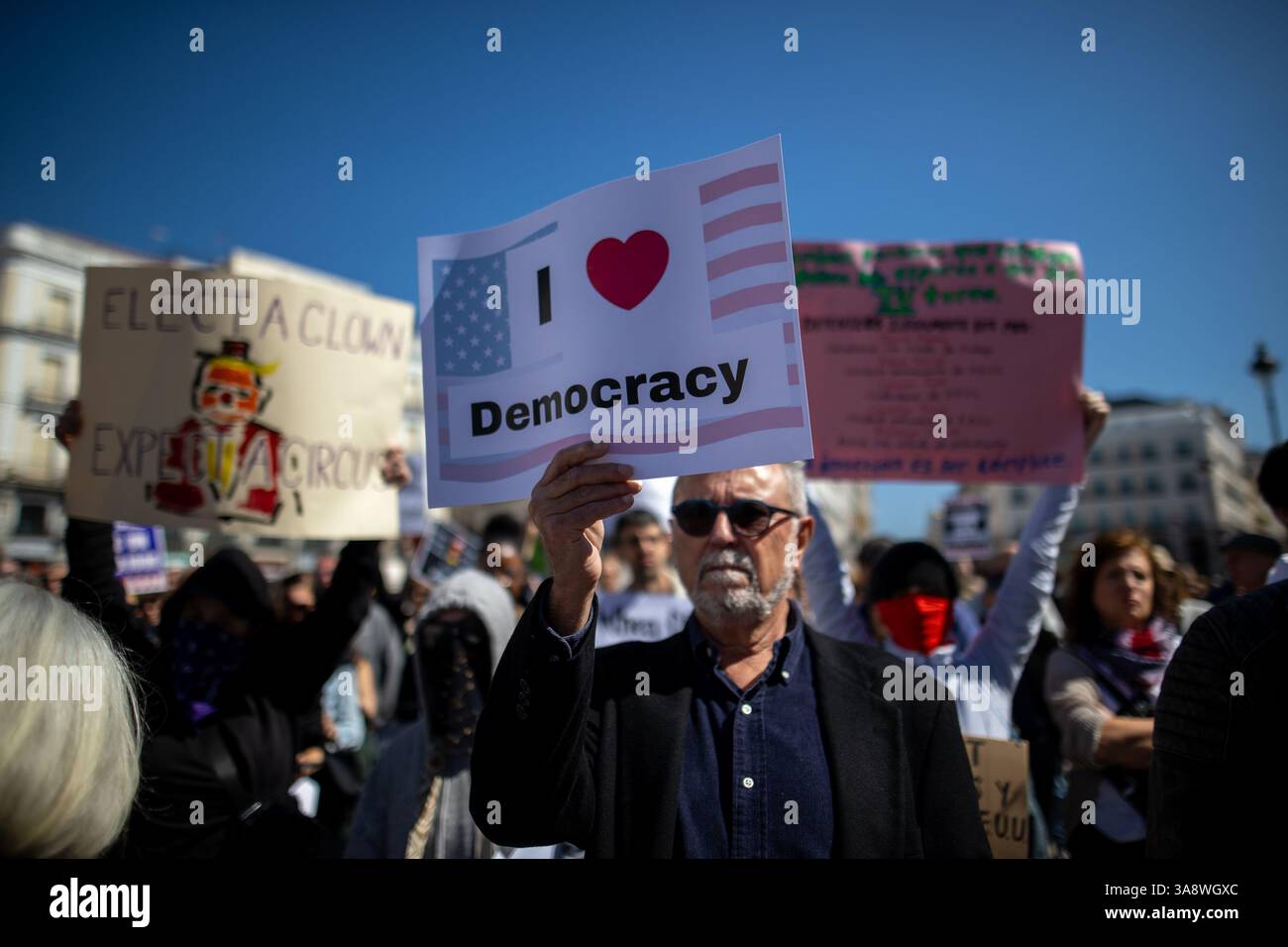 Madrid, Spanien. März 2025. Madrid, Spanien. 30. März 2025. Die Demokratische Partei der USA ruft in mehreren spanischen Städten zu Protesten gegen die Trump-Regierung auf. Die Demokraten im Ausland, der Zweig der Demokratischen Partei außerhalb der Vereinigten Staaten, organisieren am Samstag in Puerta del Sol Mobilisierungen in großen spanischen Städten, "zur Verteidigung der Demokratie und gegen die Aktionen der Trump-Regierung". Quelle: D. Canales Carvajal/Alamy Live News Stockfoto