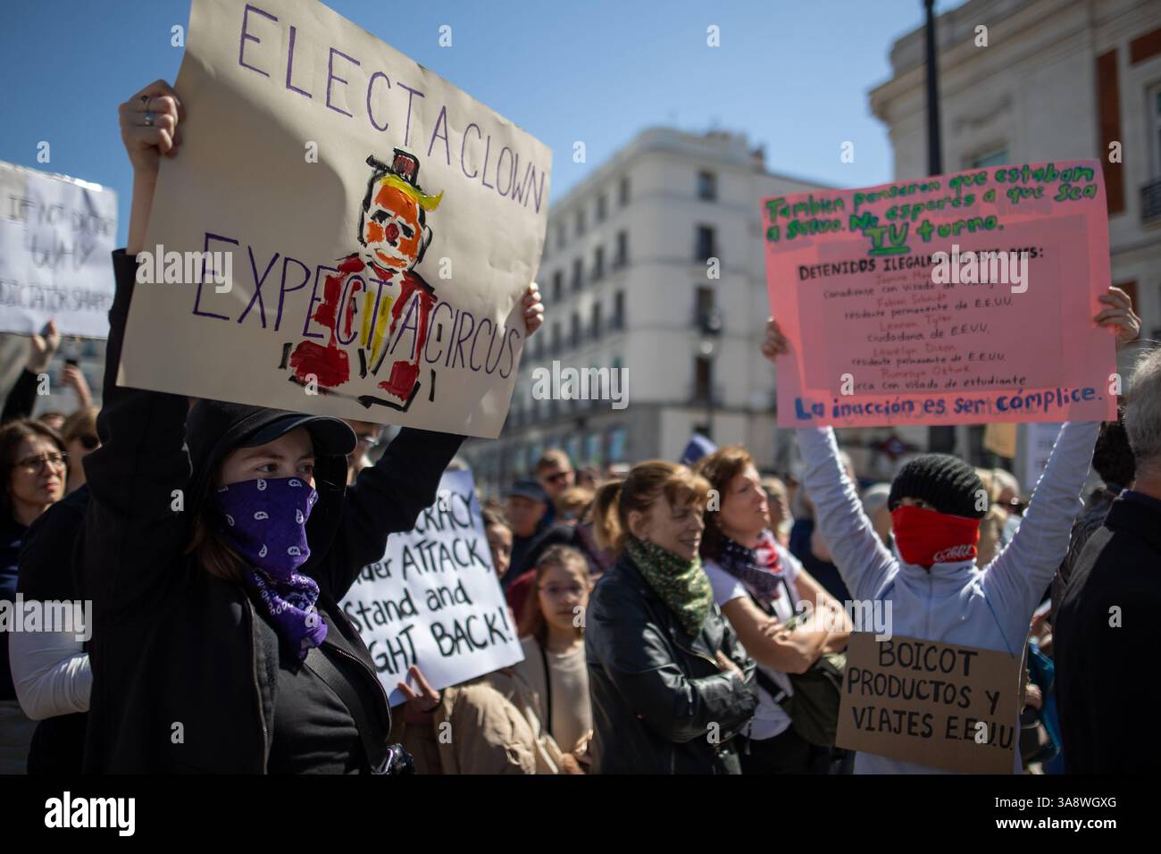 Madrid, Spanien. März 2025. Madrid, Spanien. 30. März 2025. Die Demokratische Partei der USA ruft in mehreren spanischen Städten zu Protesten gegen die Trump-Regierung auf. Die Demokraten im Ausland, der Zweig der Demokratischen Partei außerhalb der Vereinigten Staaten, organisieren am Samstag in Puerta del Sol Mobilisierungen in großen spanischen Städten, "zur Verteidigung der Demokratie und gegen die Aktionen der Trump-Regierung". Quelle: D. Canales Carvajal/Alamy Live News Stockfoto