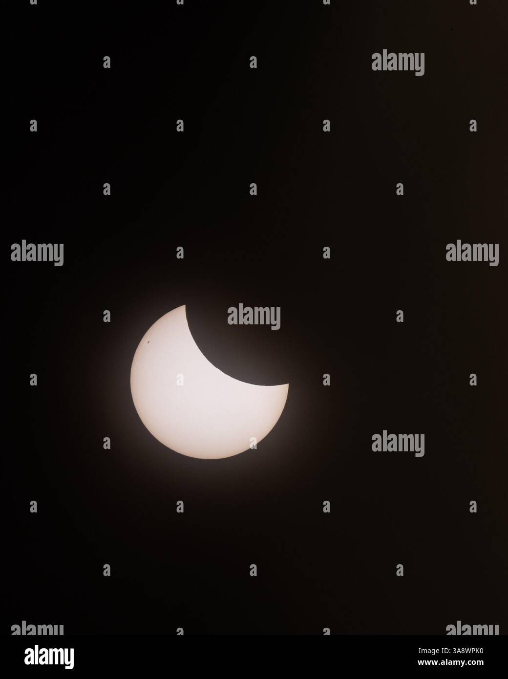 Partielle Sonnenfinsternis fotografiert aus Großbritannien am 29. März 2025 Stockfoto