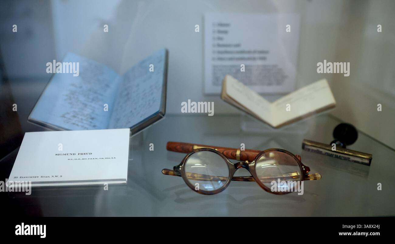 London, Großbritannien. März 2025. Dieses am 28. März 2025 aufgenommene Foto zeigt Sammlungen im Freud Museum in London, Großbritannien. Das Freud-Museum war das letzte Zuhause von Sigmund Freud, dem Begründer der Psychoanalyse. Das Herz des Hauses ist Sigmund Freuds Arbeitszimmer und seine berühmte psychoanalytische Couch. Quelle: Li Ying/Xinhua/Alamy Live News Stockfoto