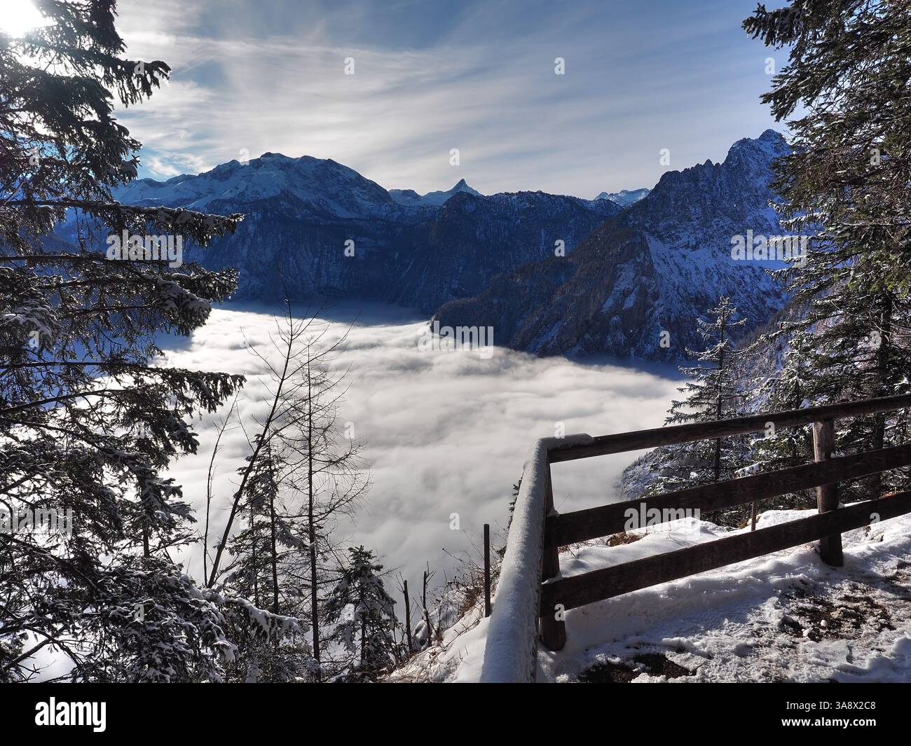 Winterlicher Blick über den Nebel bedeckten Königssee Stockfoto