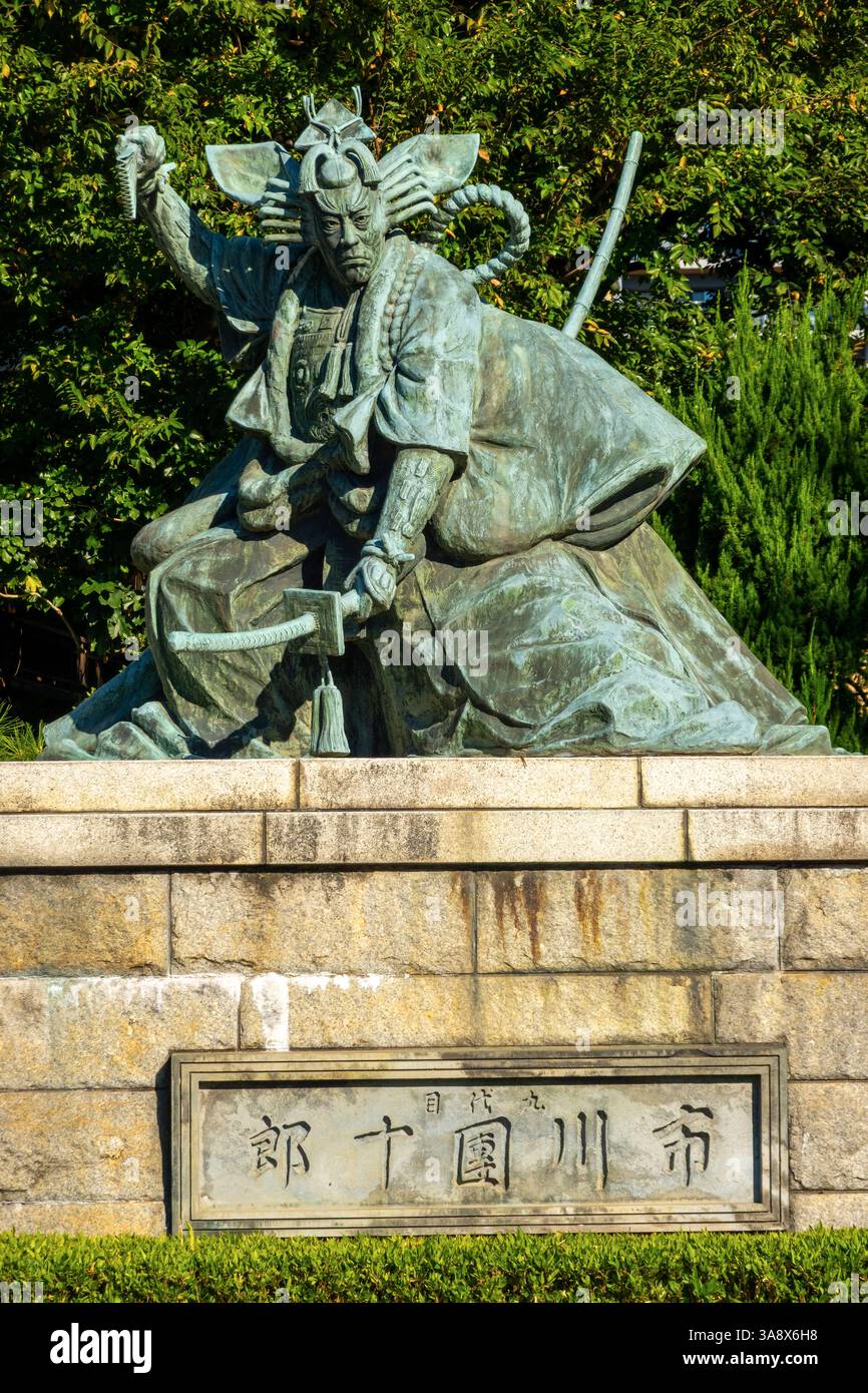 Bronzestatue Kabuki-Schauspieler Ichikawa Danjuro IX. Als Kamakura Gongoro im Stück Shibaraku hinter dem Sensoji-Tempel in Asakusa Tokio Stockfoto