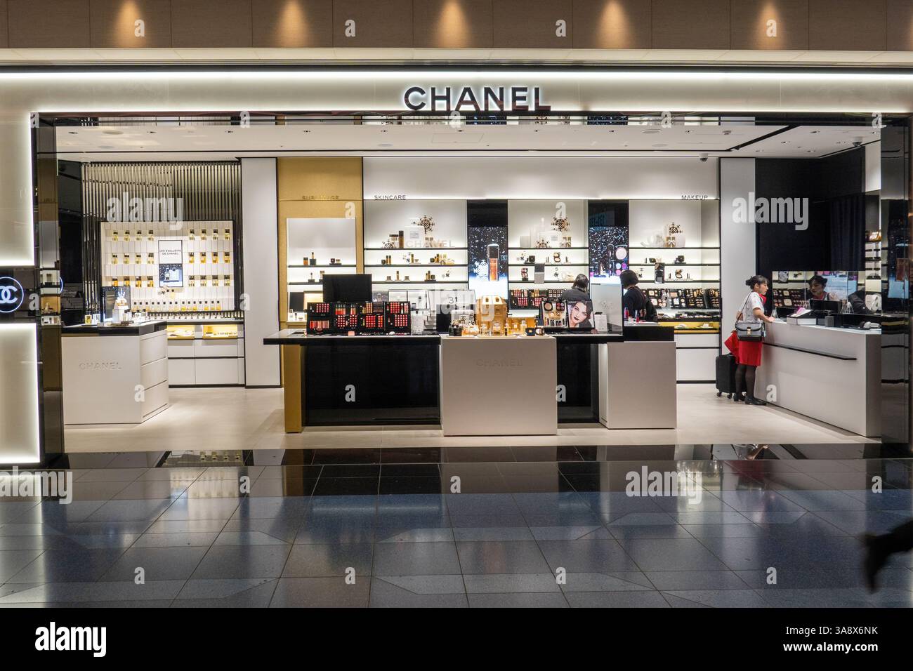 Chanel Shop im Abflugbereich von Terminal 3 des Flughafens Haneda in Tokio Japan Stockfoto