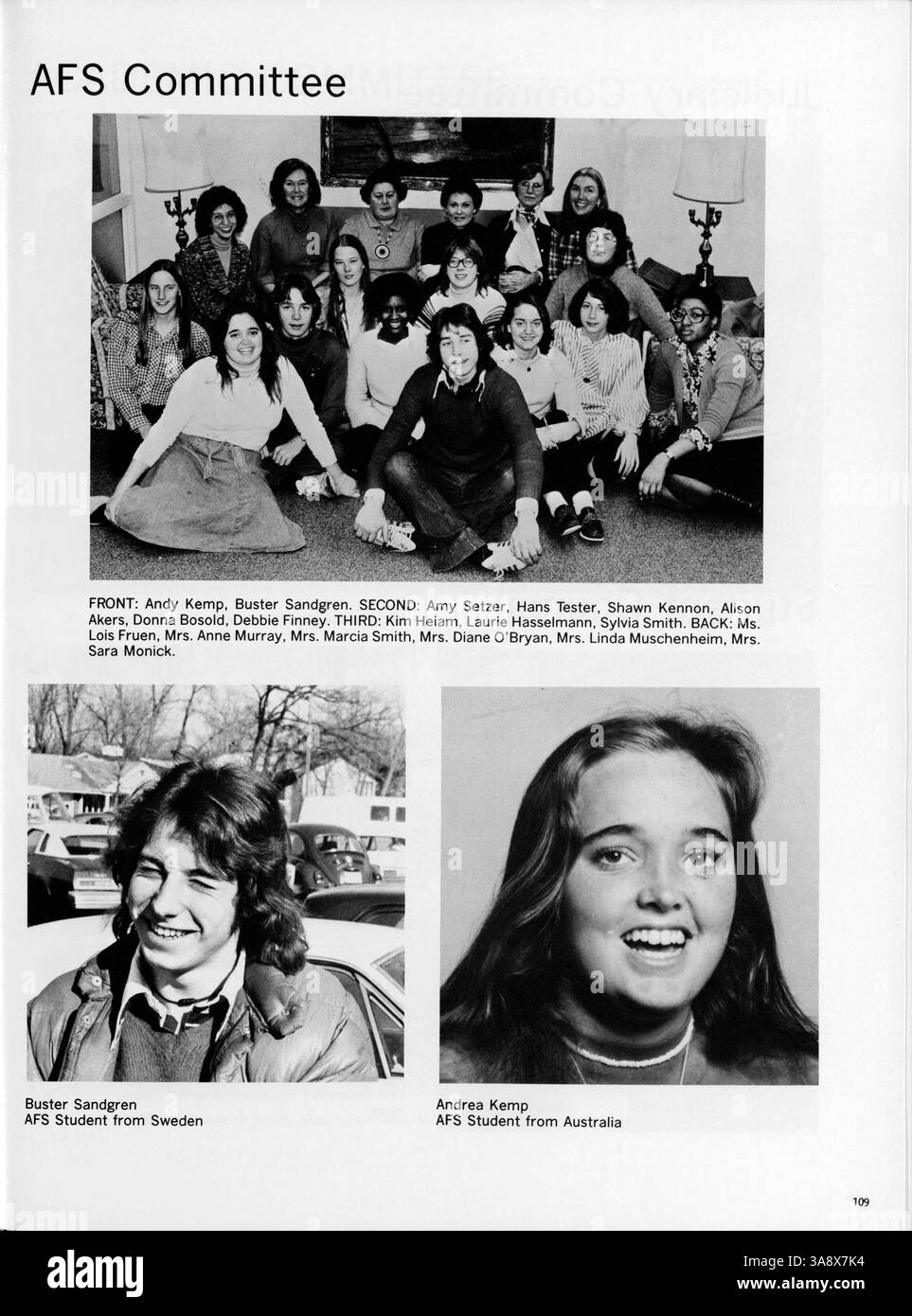 Diese Ausgabe 1977 des Breck Mustang Jahrbuchs beleuchtet die akademischen, sportlichen und gesellschaftlichen Ereignisse der Schule und hält Erinnerungen an das akademische Jahr 1976-1977 fest. Stockfoto