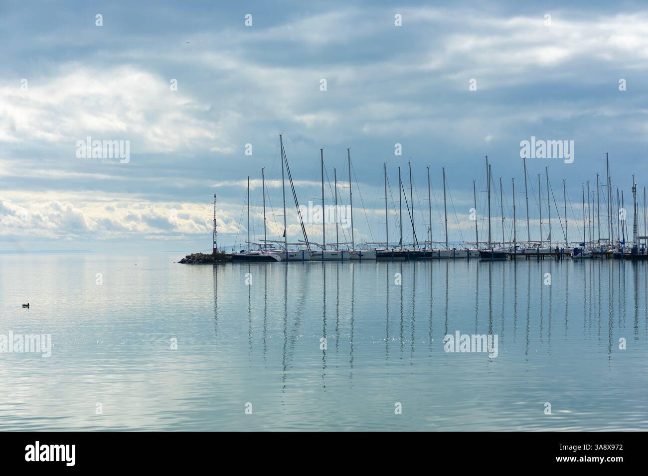Balatonvilagos Marine mit wunderschönem Himmel und Reflexion Stockfoto