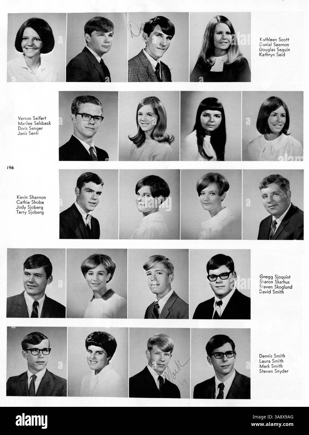 Das Roosevelt Yearbook 1969, Sagamore 69, beschreibt die Aktivitäten, Veranstaltungen und das Leben der Schüler an der Roosevelt High School während des akademischen Jahres 1968-1969. Es zeigt die Schüler, Lehrer, Vereine, Leichtathletik und wichtige Momente in der Geschichte, einschließlich der afroamerikanischen Geschichte während dieser Zeit. Stockfoto