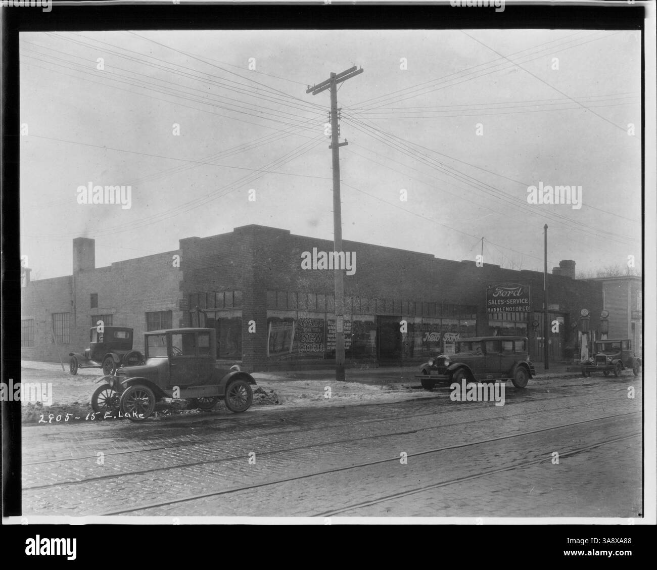 Der Marklee Ford Dealer ist ein lokaler Autohändler in Minneapolis, der sich auf den Verkauf von neuen und gebrauchten Ford Fahrzeugen spezialisiert hat. Der Autohaus bietet verschiedene Kfz-Dienstleistungen an, darunter Finanzierung, Reparatur und Wartung. Stockfoto