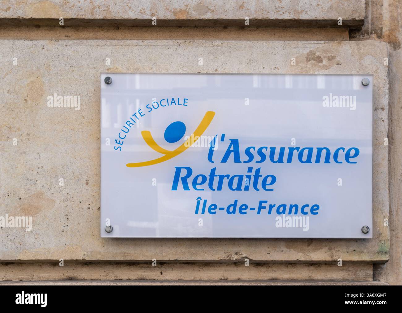 Paris, Frankreich - 03 29 2025 : Plakette am Eingang der Rentenversicherung der Region Ile de France Stockfoto