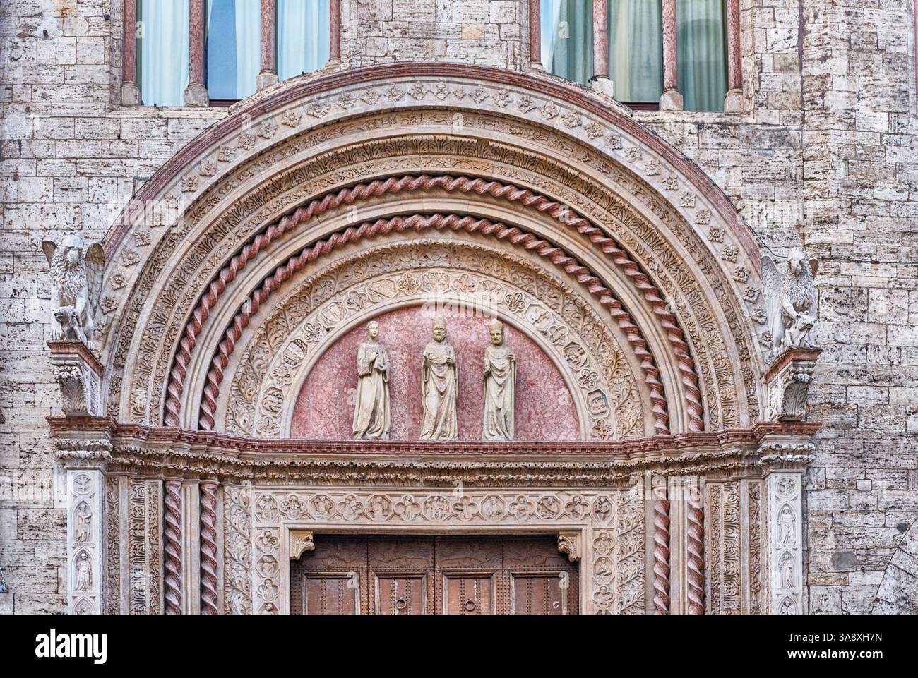 PERUGIA, ITALIEN - 12. JANUAR: Detail am Haupteingang der Nationalgalerie Umbrien, historisches Gebäude im Zentrum von Perugia, Italien, am 12. Januar Stockfoto